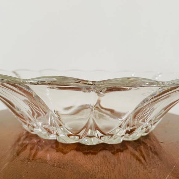 Vintage clear pressed glass serving bowl with scalloped rim, Pressed Glass Bowl - Picture 3 of 6